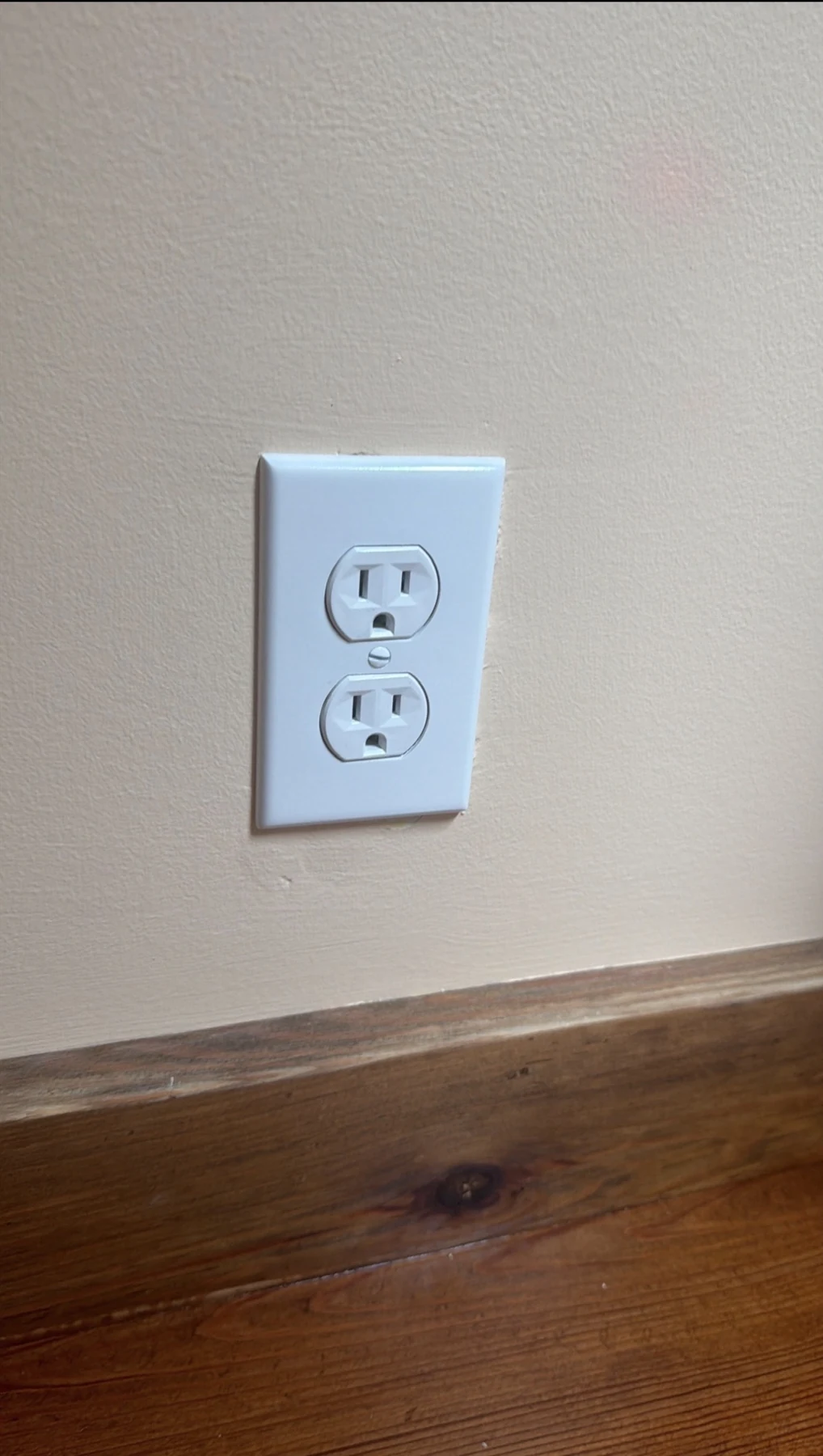 Finished electrical outlet replacement by CEHER Group